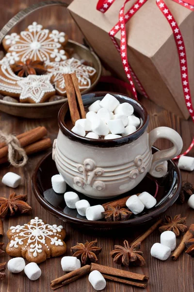 Beker Van Romige Warme Chocolademelk Met Gesmolten Marshmallows Peperkoek Koekjes — Stockfoto