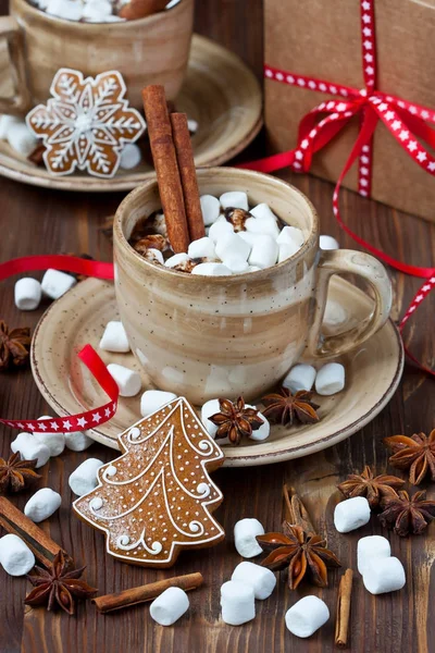 Xícara Chocolate Quente Cremoso Com Marshmallows Derretidos Biscoitos Gengibre Para — Fotografia de Stock