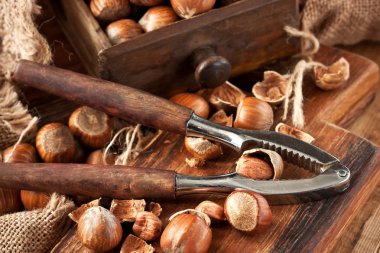 Fındıkkıran ahşap tahta üzerinde ile fındık