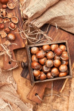 Fındık öbek üzerinde ahşap masa