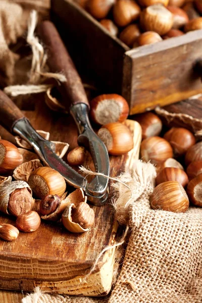 Fındıkkıran ahşap tahta üzerinde ile fındık