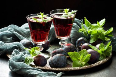 Koyu arka planda meyve likörü bardakları