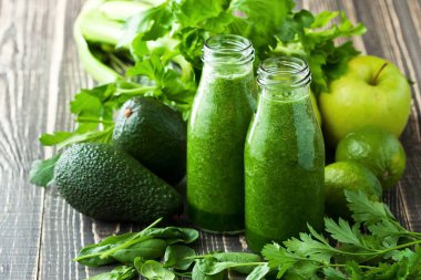 Sağlıklı yeşil smoothie, seçici odak