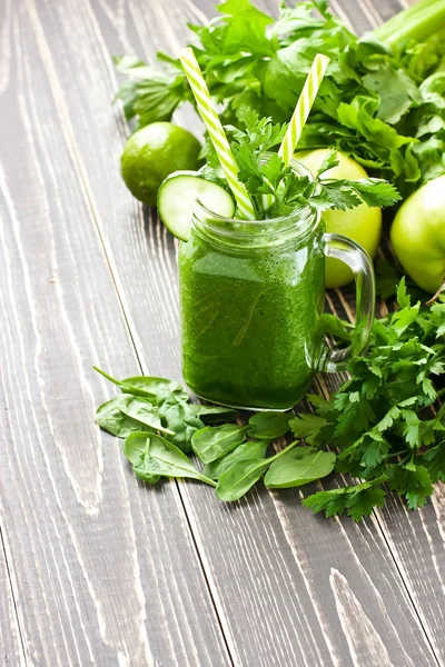 Grön smoothie med äpplen, persilja, spenat, gurka, lime och greener — Stockfoto