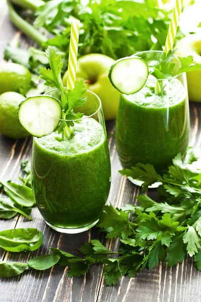 Färsk ekologisk grön smoothie med grönsaker och greener — Stockfoto