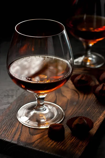 Koyu arka plan üzerinde konyak cam, alan sığ derinliği ile seçici odak