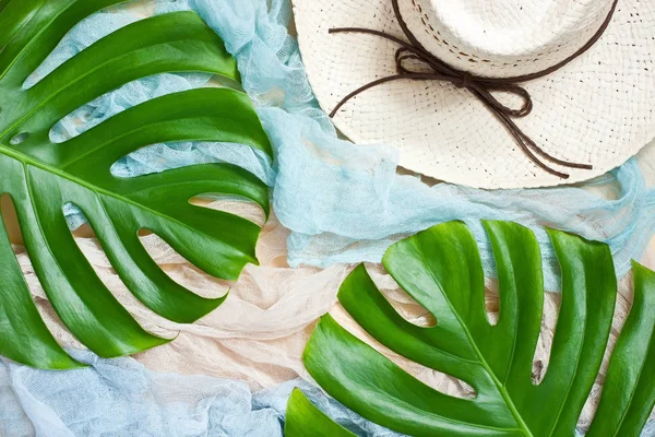 Fond tropical naturel avec chapeau de paille — Photo