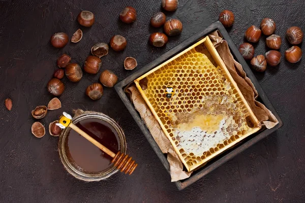 Mel fresco em favo de mel, vista superior — Fotografia de Stock