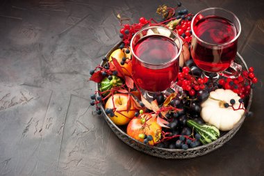 Sonbahar sağlıklı içecekler kavramı. Sonbahar meyveleri ile çay Fincan