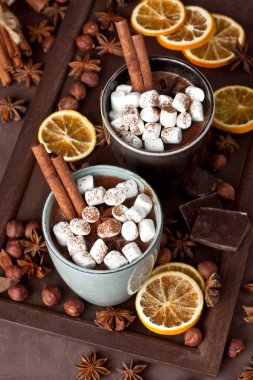 Marshmallow ile kupalar ev yapımı koyu sıcak çikolata 