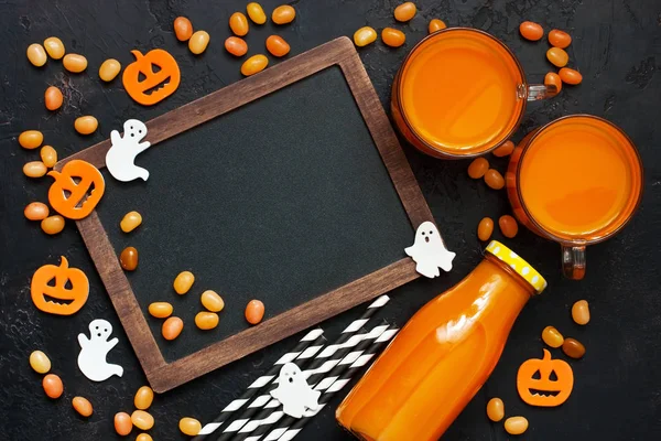 Draufsicht beim Herbstdrink für Halloween, Dekoration und Süßigkeiten — Stockfoto