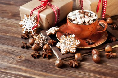 Noel kompozisyonu olarak zencefilli kurabiye ve bardakta sıcak içecek.