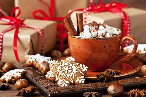 クッキーとホットチョコレートのクリスマスタイム構成 — ストック写真