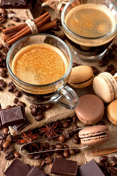 木製の素朴な背景にマカロンクッキーとコーヒー豆とコーヒーマグ — ストック写真