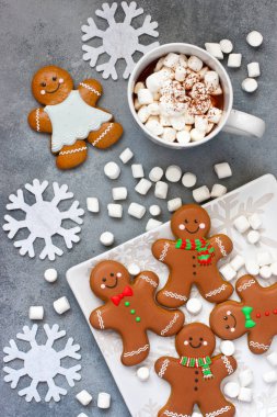 Noel zencefilli kurabiye ve sıcak çikolata