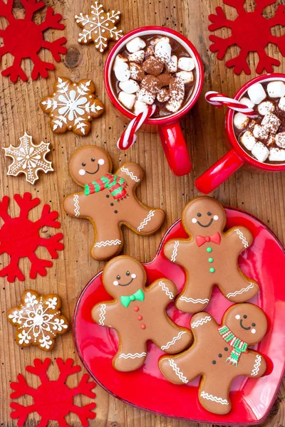 Tazas llenas de chocolate caliente, malvaviscos y galletas de jengibre — Foto de Stock
