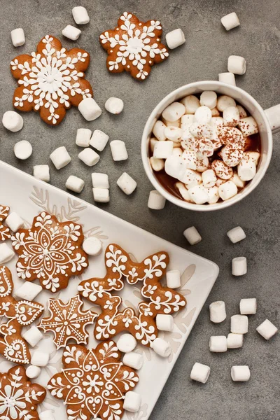 クリスマスジンジャーブレッドクッキーとマグカップホットチョコレート、フラットレイ — ストック写真
