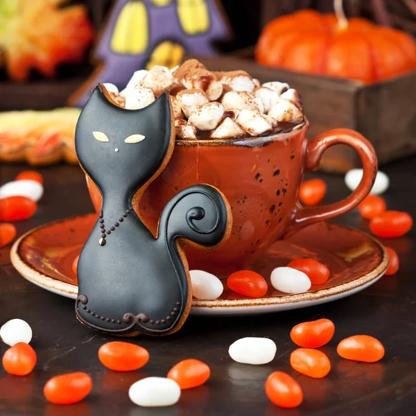 Kompozycja czasu Halloween z ciasteczkami i kubek gorącej czekolady — Zdjęcie stockowe