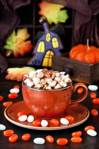 Cup  with  hot chocolate drink and gingerbread cookies  for  Halloween — Stock Photo, Image