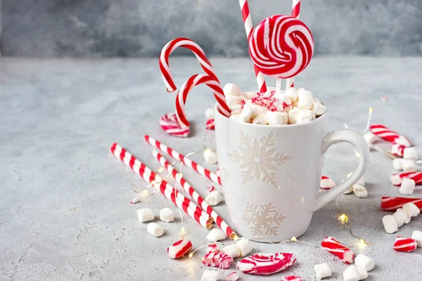 Bodegón de Navidad con símbolos brillantes para las fiestas golosinas — Foto de Stock