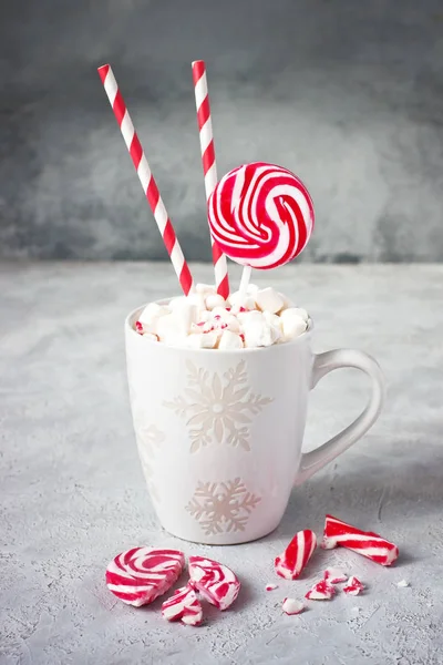 Bodegón de Navidad con símbolos brillantes para las fiestas golosinas — Foto de Stock