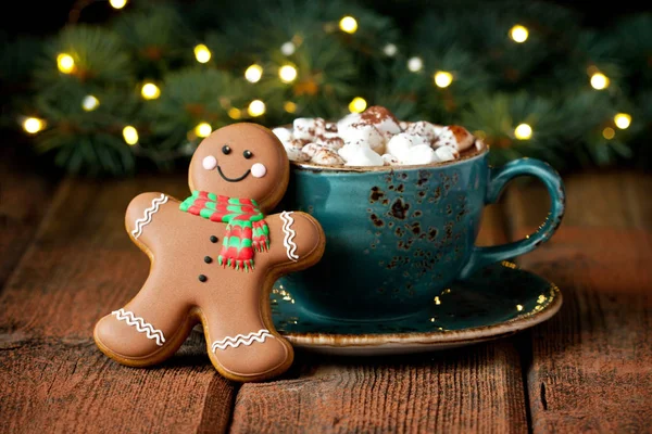Biscotti di pan di zenzero di Natale con cioccolata calda e marshmallow — Foto Stock
