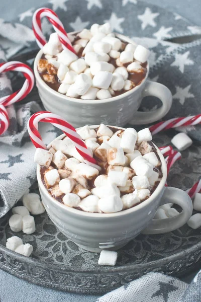 Tazas de Navidad con chocolate caliente y malvaviscos — Foto de Stock