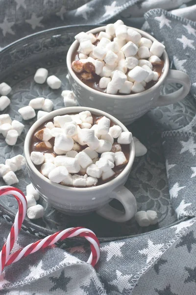 Чашки горячего шоколада с зефиром на подносе — стоковое фото