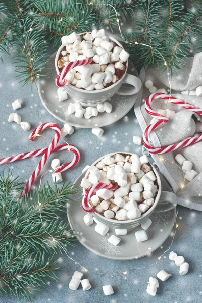 Tassen cremige heiße Schokolade mit geschmolzenen Marshmallows und Zuckerrohr — Stockfoto