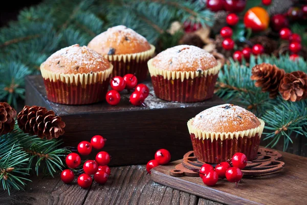 Weihnachtskomposition mit Vanille-Muffins — Stockfoto