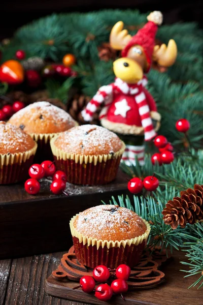 Weihnachtskomposition mit Vanille-Muffins — Stockfoto