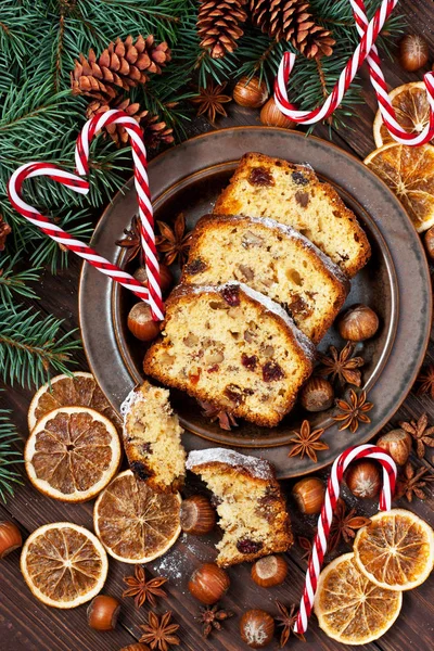 Gâteau de Noël maison traditionnel saupoudré de sucre en poudre, plat — Photo