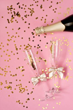 Kutlama arka plan-iki kristal şampanya gözlük üst görünümü