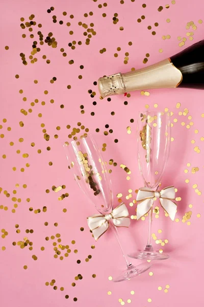 Kutlama arka plan-iki kristal şampanya gözlük üst görünümü — Stok fotoğraf