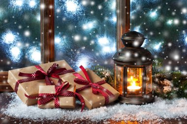 Kar yağışı ve buz pencereli Noel feneri, seçici odak