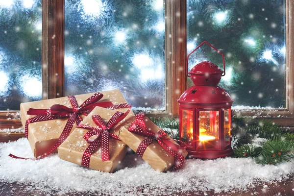 Decoración de la ventana de Navidad atmosférica alféizar con luces —  Fotos de Stock