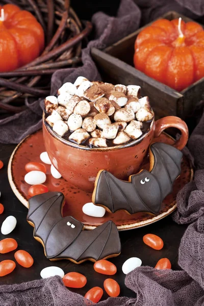 Zusammensetzung der Halloween-Zeit mit Keksen und heißem Schokoladenkrug — Stockfoto