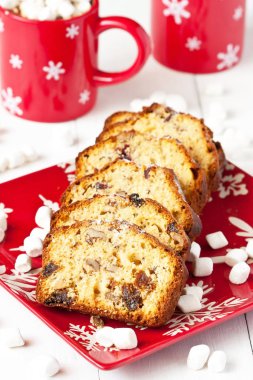 Sıcak çikolata, lokum ve Noel pastalı kırmızı bardaklar.