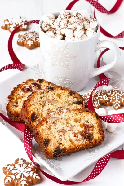 圣诞蛋糕和小桌子上放棉花糖的热饮料 — 图库照片
