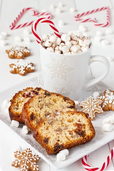 Heiße Schokolade, Lebkuchen und Stollen auf hellem Tisch — Stockfoto