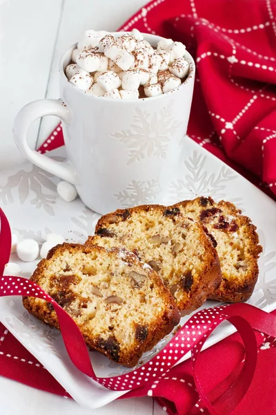 Tasse heiße Schokolade mit Marshmallows und Christstollen — Stockfoto