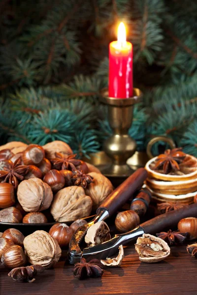 Weihnachtskomposition mit Weihnachtsfrüchten, Nüssen und Kerzenständer — Stockfoto
