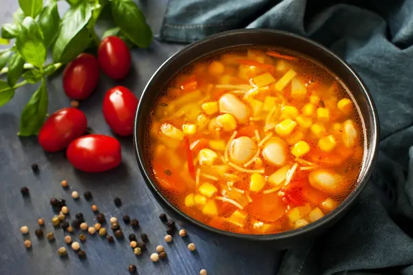 Ciotola Ceramica Minestrone Con Verdure Stagione Sul Tavolo Legno Vista — Foto Stock