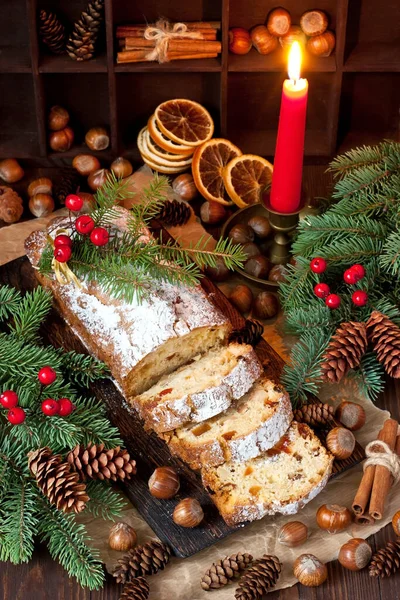 Weihnachtsstollen Traditionelles Europäisches Festliches Dessert Auf Holzgrund Stücke Geschnitten — Stockfoto