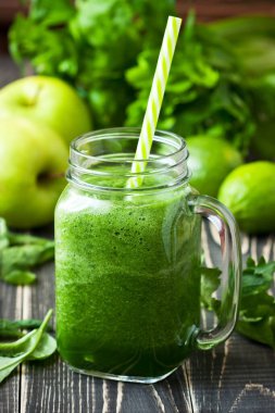 Taze organik sebzelerden oluşan besleyici bir içecek. Sağlıklı kahvaltı kavramı