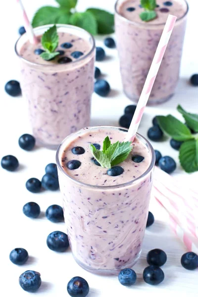 Delicioso Batido Arándanos Con Menta Bayas Frescas Vasos Enfoque Selectivo — Foto de Stock