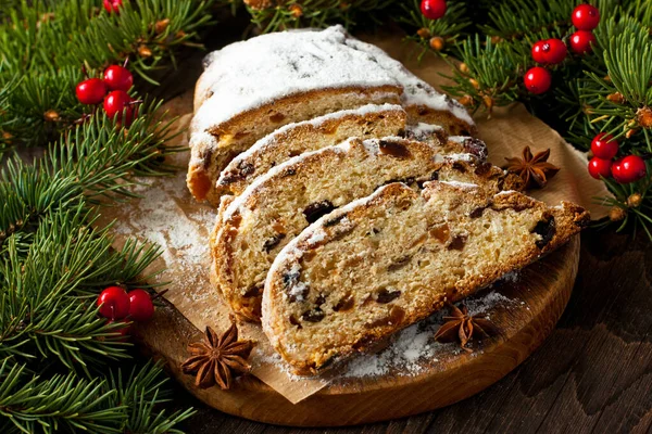 Kerst Stollen Traditionele Europese Feestelijke Dessert Stukken Gesneden Houten Achtergrond — Stockfoto