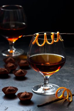 Bardaklar dolusu güçlü alkolik viski ve çikolatadan yapılmış yer mantarı içer.