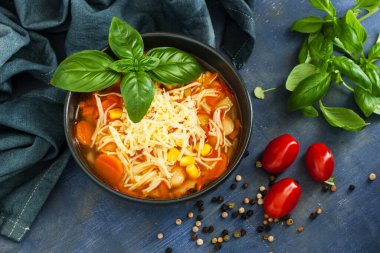 Sebze çorbası. Taze domatesli sebze çorbası, havuç, mısır, biber, fasulye ve erişte. İtalyan mutfağı tabağı.