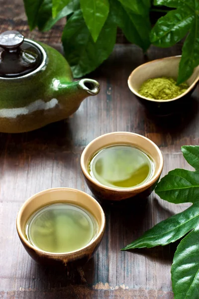 Zelená Zápalka Čaj Nápoj Konvice Tmavém Pozadí Japonský Čaj Obřad — Stock fotografie